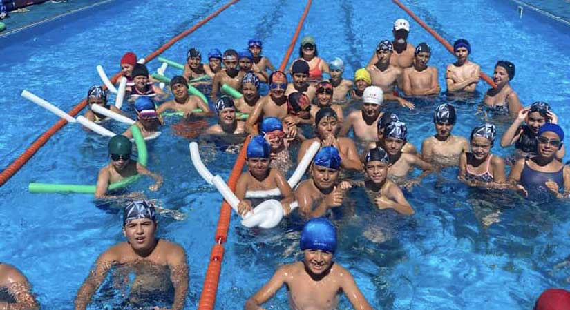 Hem eğleniyorlar hem de yüzme öğreniyorlar