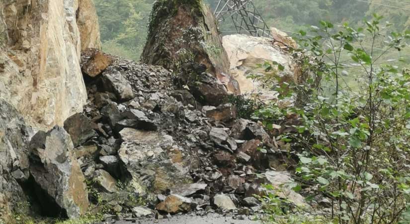 Espiye-Ericek grup yolunda heyelan!