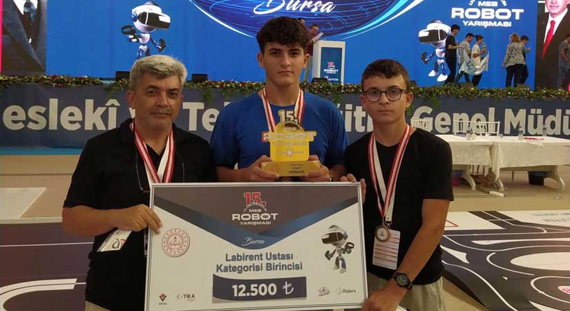 Başkan Karadere, robot takımını kutladı