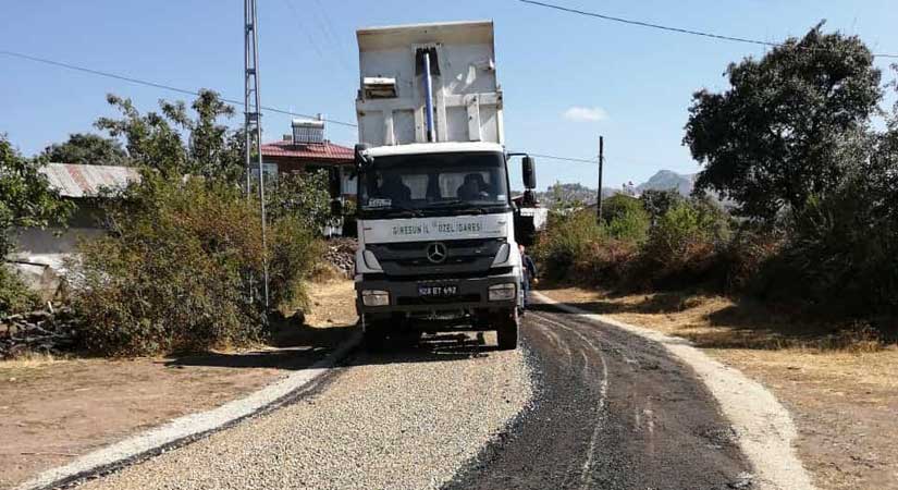 Şebinkarahisar’da sathi kaplama çalışması yapıldı