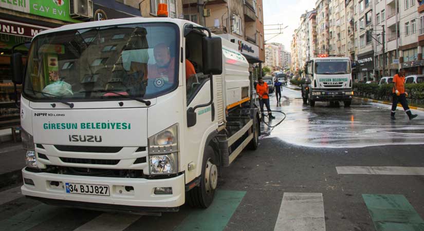 Cadde ve sokaklar köpüklü sularla yıkanıyor