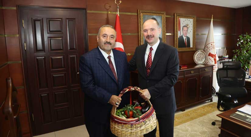 Organik sebze hediye etti ve Kulakkaya’ya davet etti