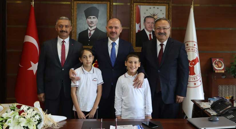 Vali Serdengeçti, öğrencileri kabul etti