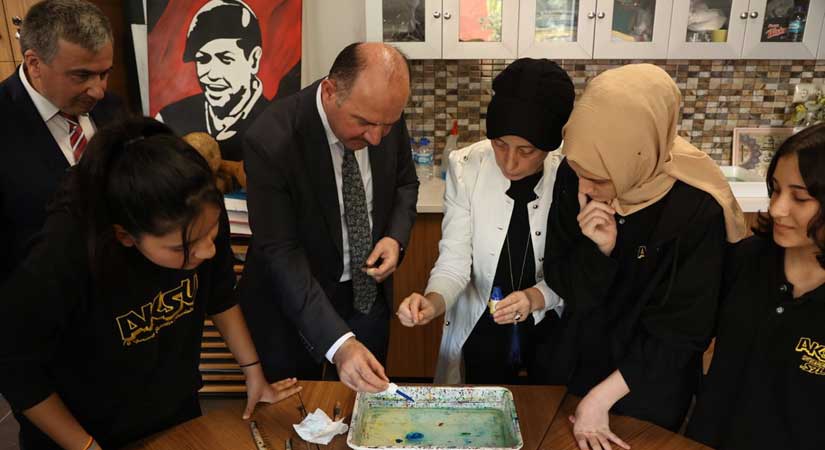 Vali Serdengeçti, öğrencilere eşlik etti