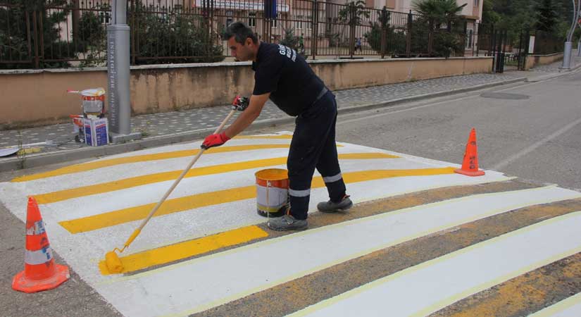 Şehir genelinde yaya geçitleri ve hız kesiciler yenileniyor