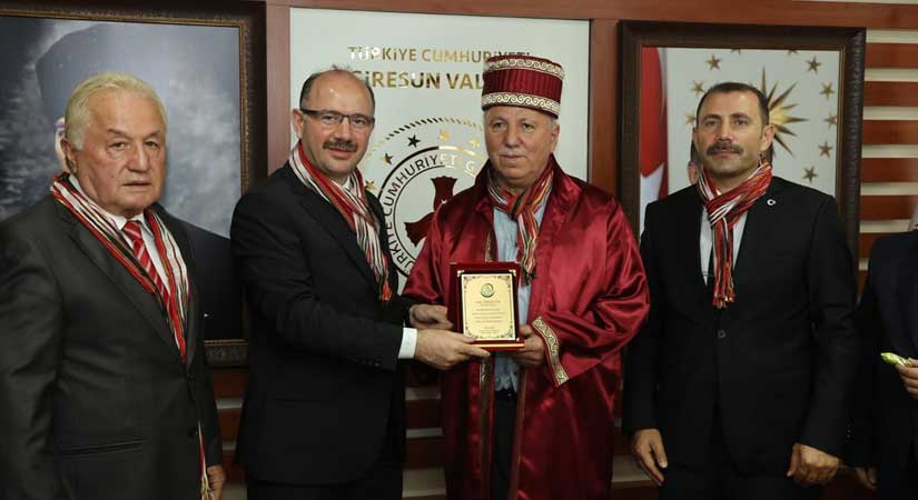 Ellerini öperek, Ahilik Haftalarını kutladı