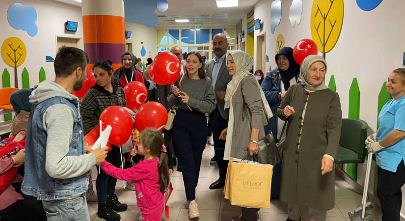 Bayrak ve balon hediye ettiler