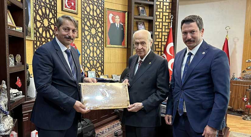 ‘Üç Hilalli Bal’ Bahçeli’ye hediye edildi