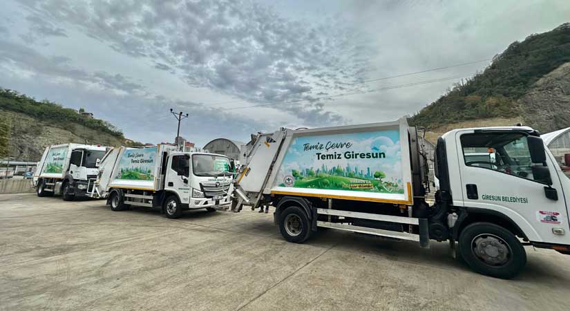 Çöp kamyonları manilerle giydirildi
