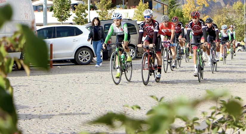 Cumhuriyet için 100 km pedal çevirdiler