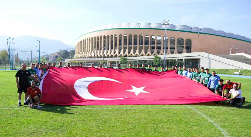 Cumhuriyetin bekçisi Giresunspor; Dev bayrak açtı