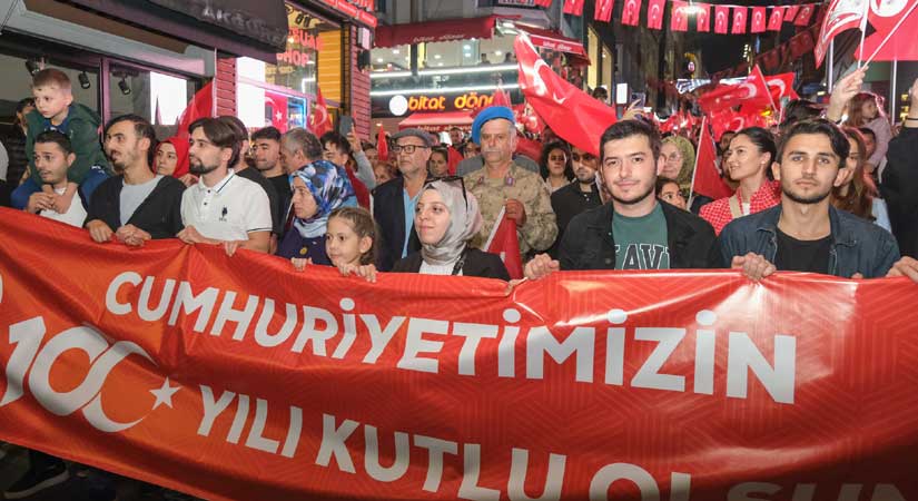 Binler Cumhuriyet’in yüzüncü yılı için yürüdü
