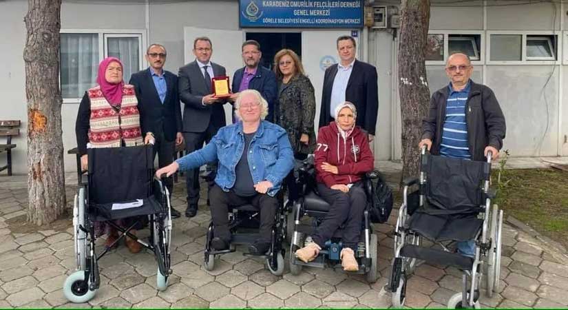İhtiyaç sahibi engelli bireylere tekerlekli sandalye