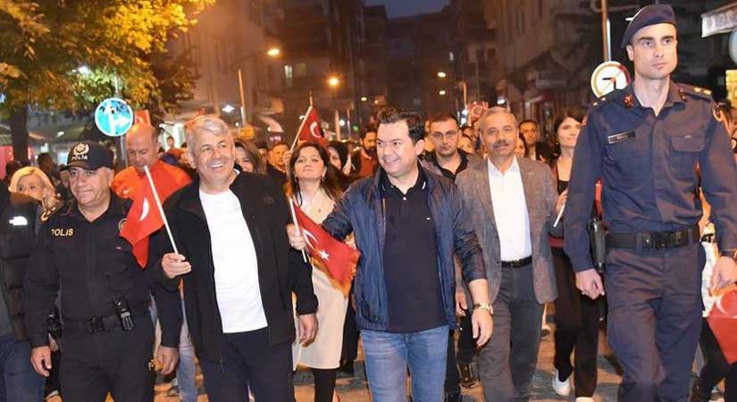 İlçelerde cumhuriyet coşkusu sokaklara taştı