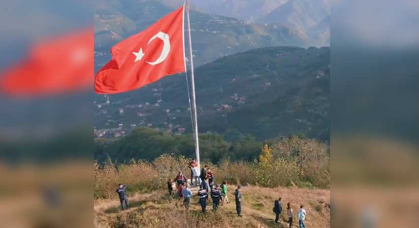 Karınca kalesindeki bayrak yenilendi