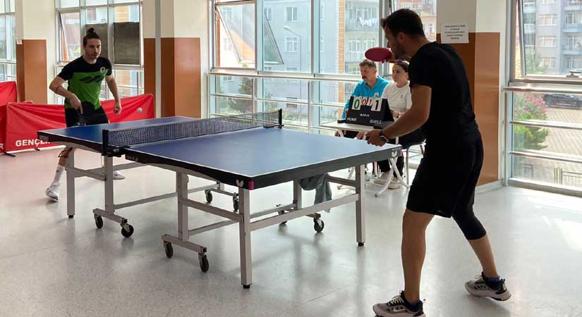 Masa tenisinde şampiyon GEAH