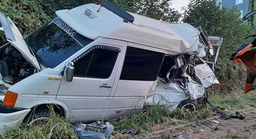 Minibüsü pert etti!