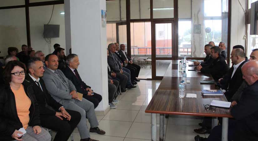 Kaymakam Kotan vatandaşların taleplerini dinliyor