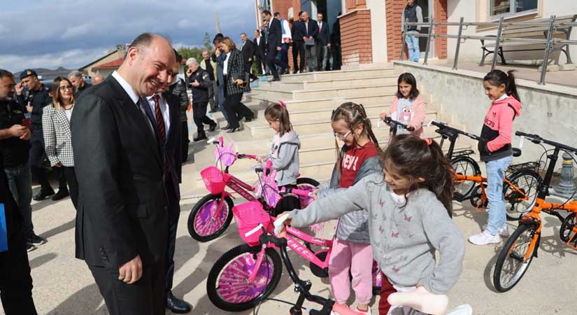 Alucralı öğrencilere bisiklet hediye etti