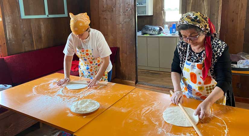 Akçalı kadınlar yöresel ürün yapımı öğreniyor