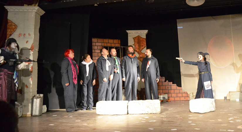 Bulancak Sanat Tiyatrosu’nun ‘Vahşi Komedi’si sahnede…