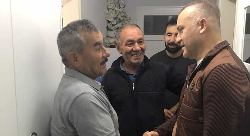 Başkan Emür vatandaşlarla iç içe