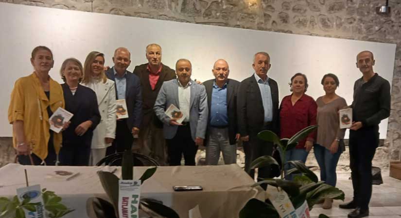 Hayatın Ta Kendisi & Ölüme Gol kitabını imzaladı