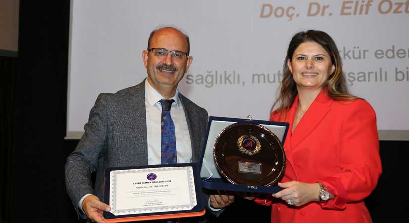 ‘Bilim Hizmet’ ödülüne layık görüldü