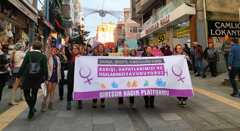 Kadın yürüyüşünde ilk kadın vekil