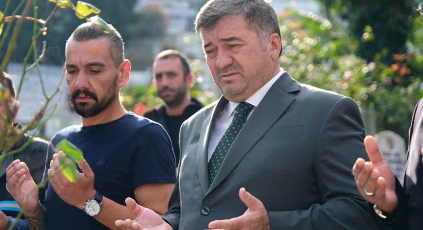 Mehmet Larçın kabri başında dualarla anıldı