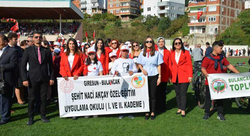 Özel öğrencilerden cumhuriyet coşkusu