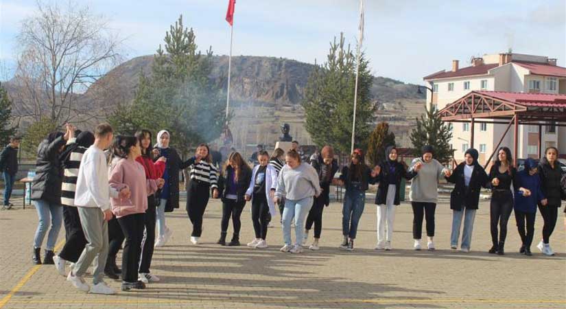 Hamsiler Karadeniz’den eğlence öğrencilerden