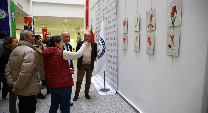 Çiçek objeleri resmedildi