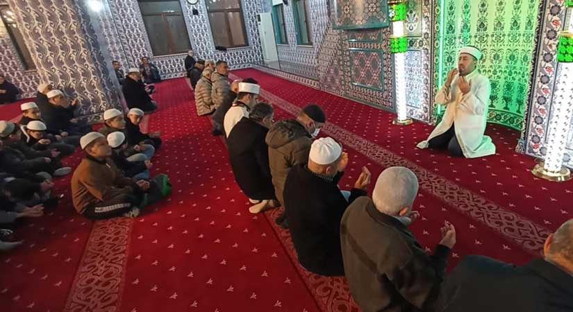 Eller semaya şehitler için açıldı