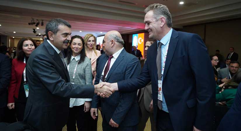 Ödülünü Bakan Tekin’den aldı