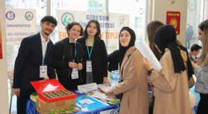 Öğrenciler çalışmalarını sergiliyor