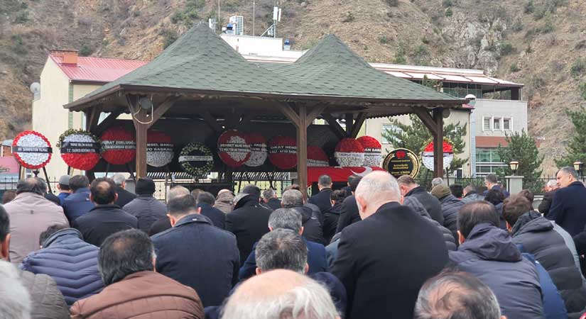 Cenaze namazına Vali Serdengeçti de katıldı
