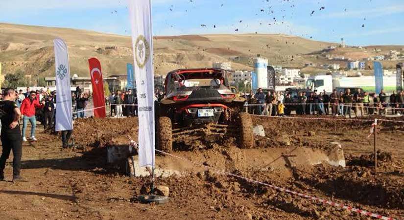 Off-Roadcılar Cizre’de parkurun tozunu attırdı