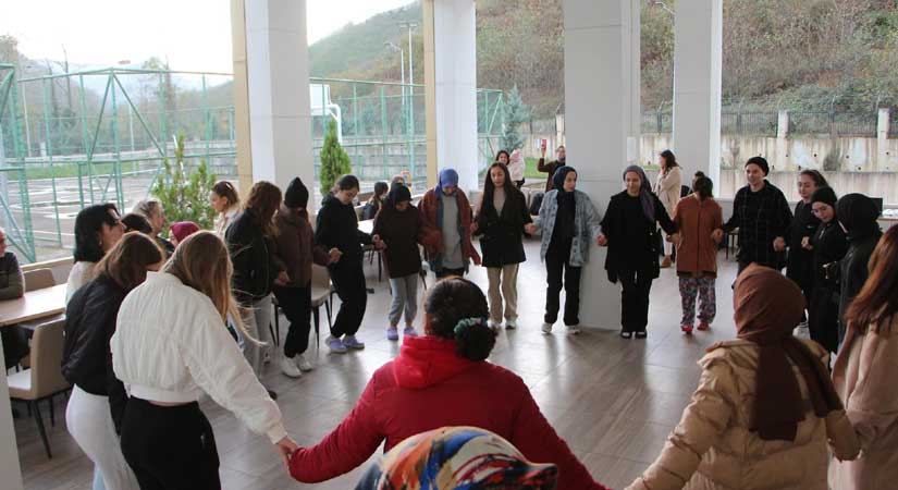 Hamsi şenliği ile moral buldular