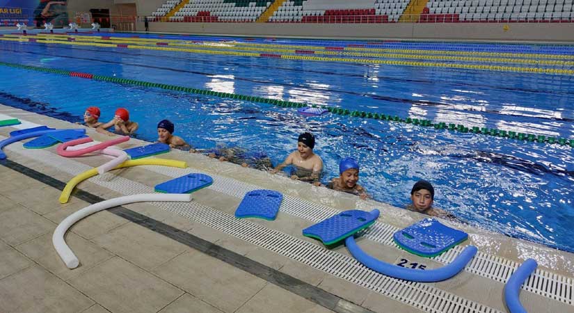 Pirazizli öğrenciler yüzme öğreniyor