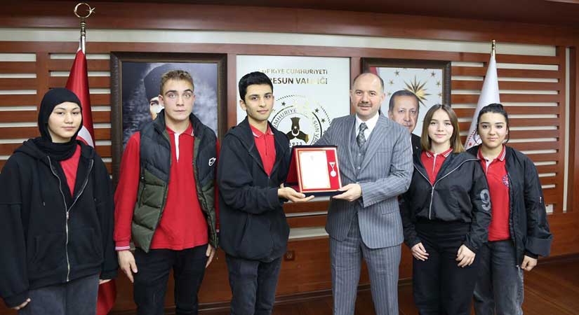 Vali, TSK’ya bağışta bulunan öğrencileri tebrik etti