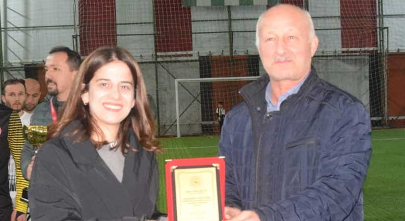 Muhabirlerimize plaket verildi 