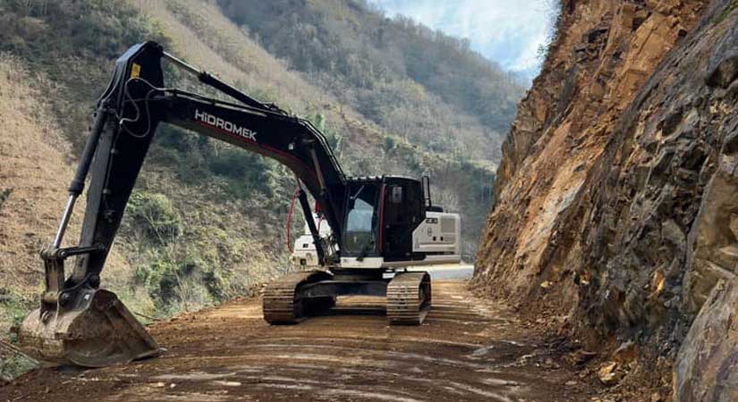 Heyelanlı yollar temizleniyor