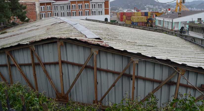 Taşbaşı parkına bitişik yapılan barakaya tepki