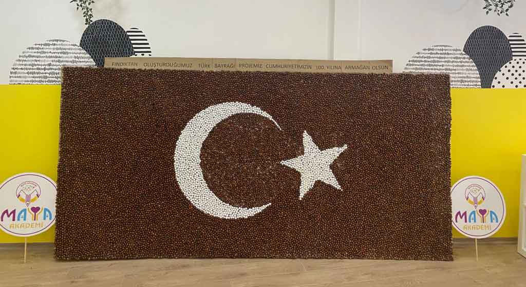 Maya Akademi’den fındıktan Türk bayrağı!