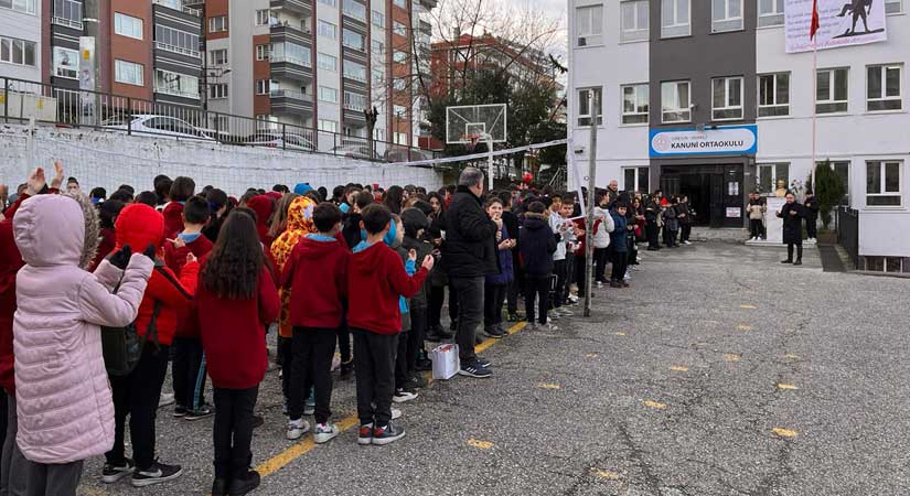 Öğrencilerden saygı duruşu ve dua…