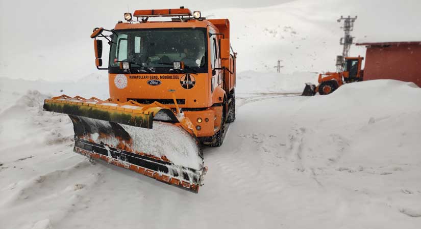 Tünel giriş ve çıkışı buzlanmaya karşı tuzlanıyor