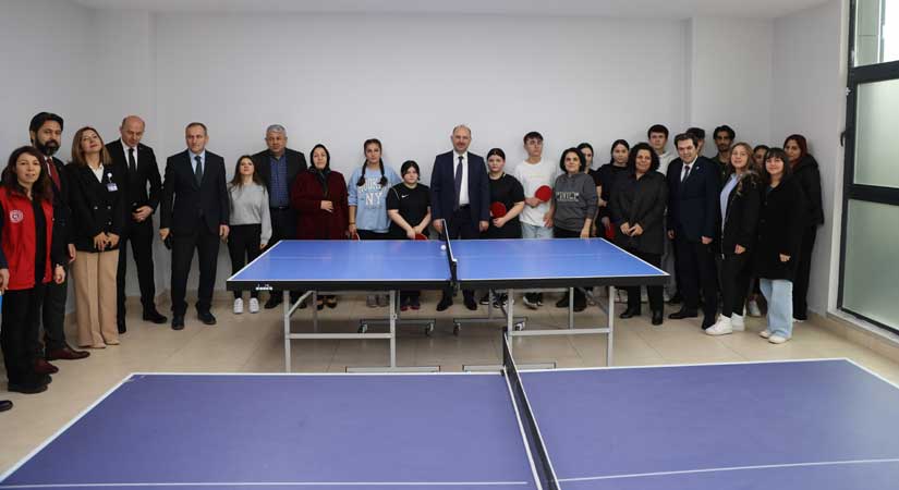 Vali Serdengeçti, gençlerle…