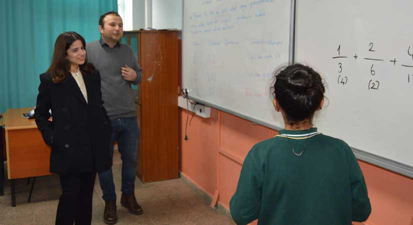 Öğrencilerle ders işledi