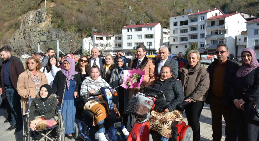 Başkan Çetin, engellilerin yüzünü güldürdü